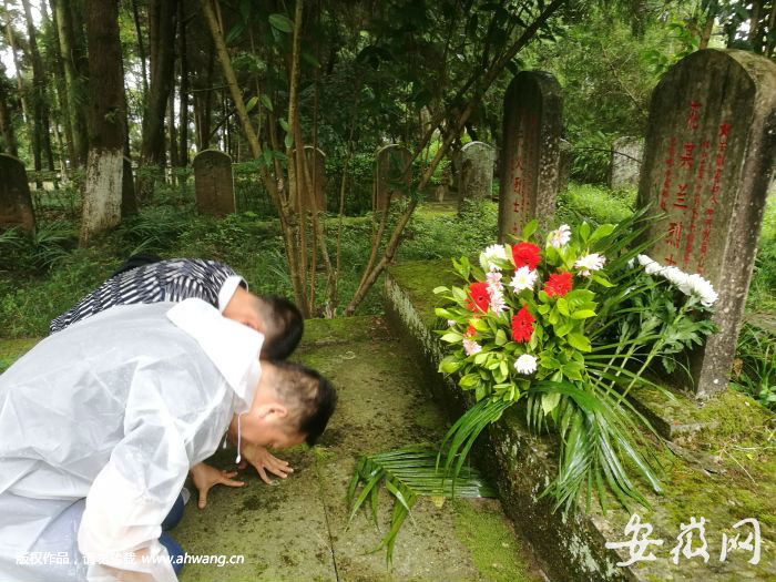 昨天，花少东、花放在四川川陕革命根据地红军烈士陵园祭奠三爷爷花其兰烈士。