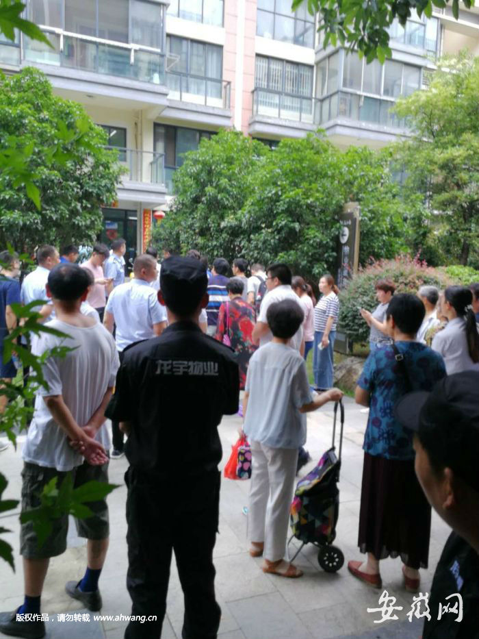 7月3日，新舊物業(yè)沖突現(xiàn)場(chǎng)。