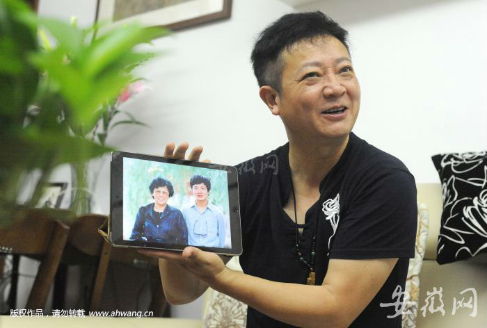 捧着与导演杨洁的照片，杨斌说他碰到了一位好老师