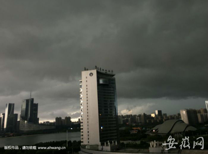 合肥烏云壓城 下起瓢潑大雨并伴有大風