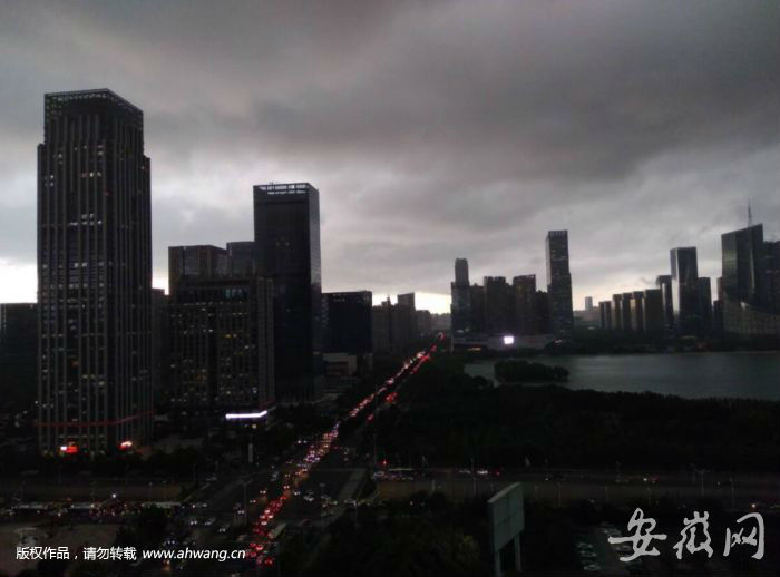 合肥烏云壓城 下起瓢潑大雨并伴有大風
