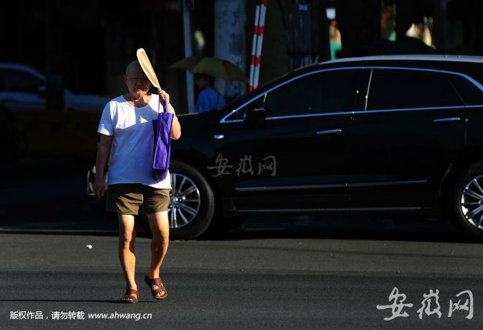 高溫給市民出行帶來很大不便。