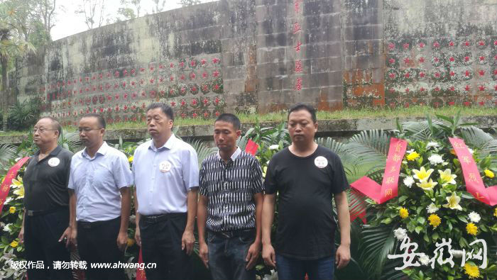 昨天，花其兰烈士后人（右一、右二）在川陕革命根据地红军烈士陵园参加集体祭奠。