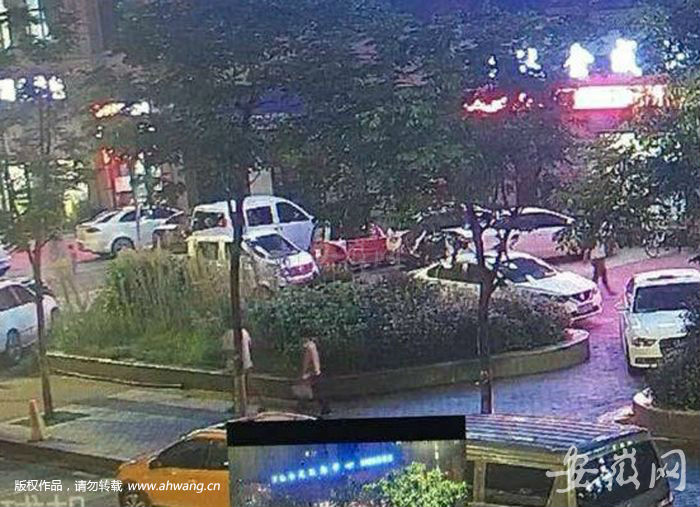 監控拍下兩人的行蹤。