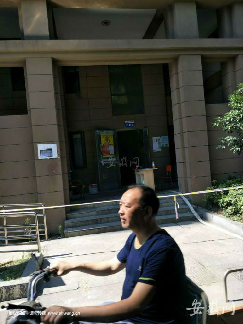 起火單元樓前拉著警戒線，住戶回家需登記。