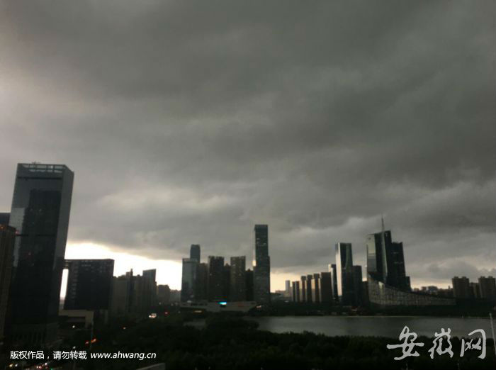 合肥烏云壓城 下起瓢潑大雨并伴有大風