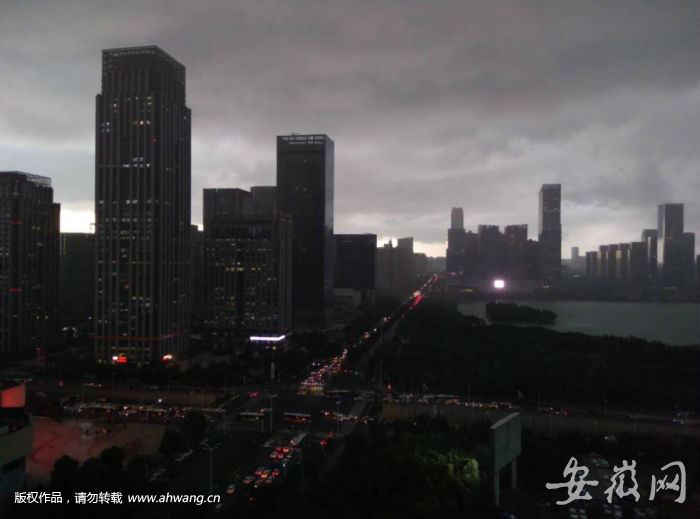 合肥烏云壓城 下起瓢潑大雨并伴有大風