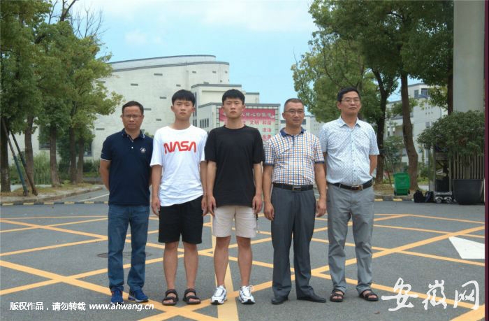兄弟倆（左二何想）與班主任老師及青陽中學校長曹文斌（右二）合影