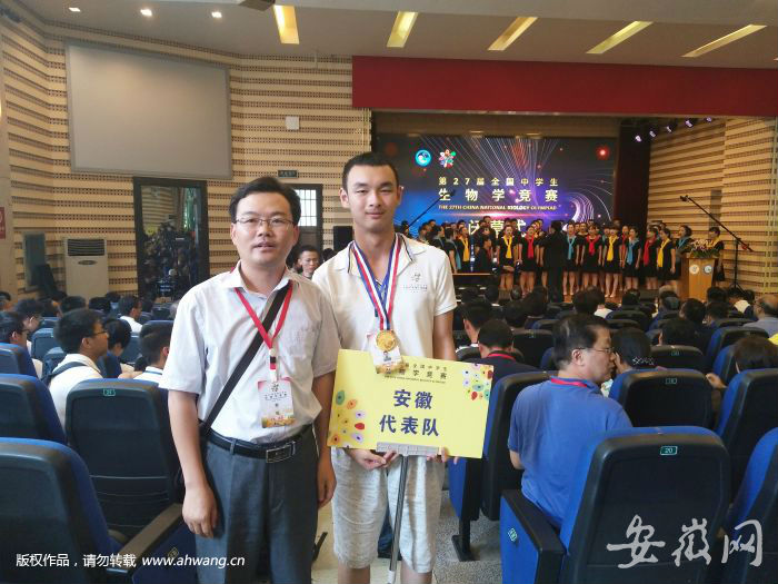 李卓然（右）与竞赛教练曹承和老师。（受访者供图）