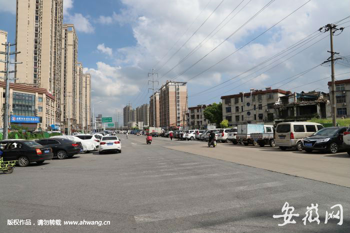 記者在南淝河路（周谷堆路-東二環(huán)路段）看到，由于道路未完全竣工，兩旁停了很多車。