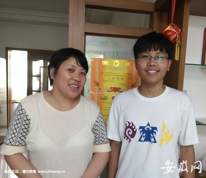 王嘉臻和母親。