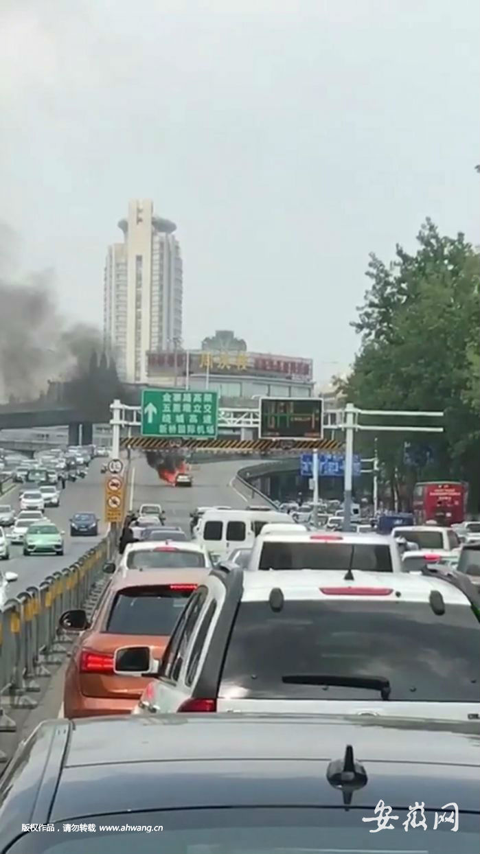 在金屯立交橋上發生自燃的轎車。