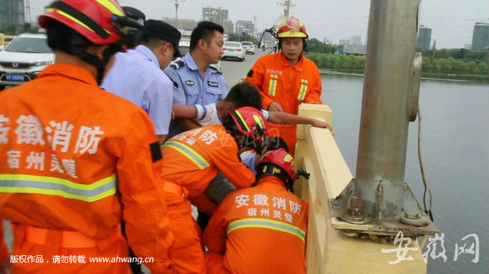 灵璧一男孩和妈妈吵架后欲跳河  民警消防合力救援