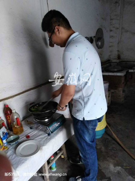 在支河乡路湖村扶贫时，曾翙翔自己做饭吃。