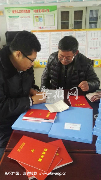 曾翙翔（左）在整理扶贫材料。