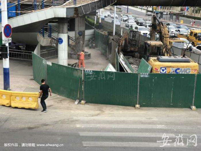 事发现场和天桥南段都被封闭。