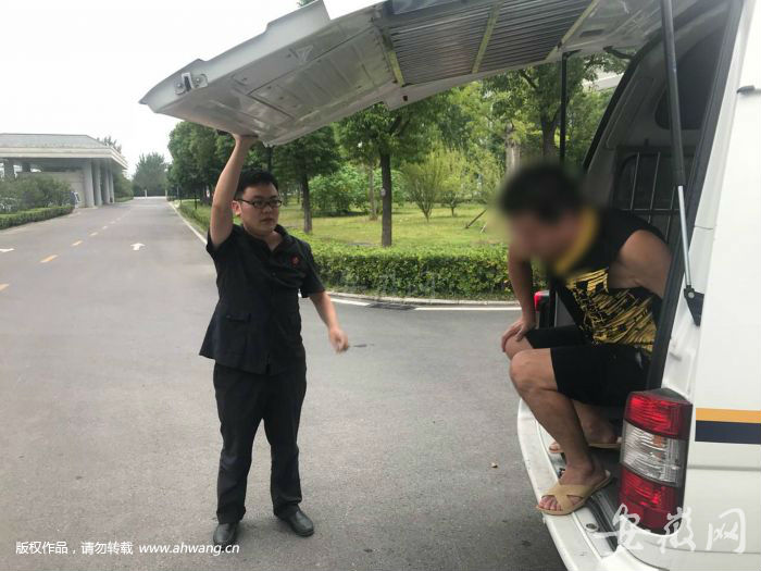 一“老賴”被帶回法院。