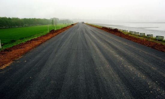圖為堤頂瀝青混凝土道路.jpg