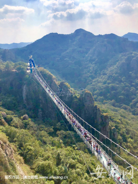 马仁奇峰飞龙玻璃桥人流量大