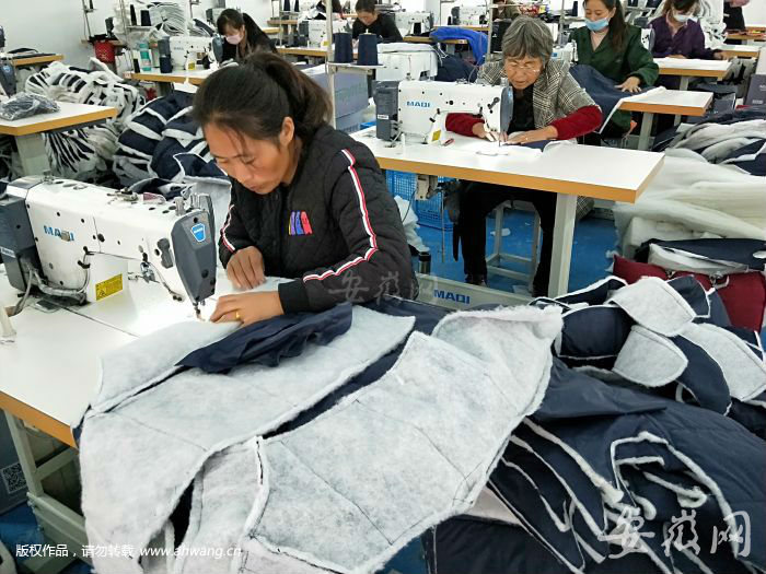 家门口的服装企业，让贫困户有班上、有钱赚。