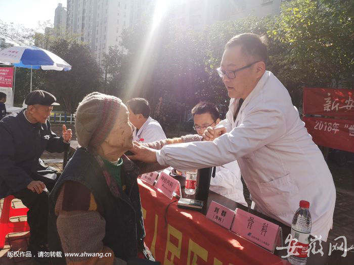 新安晚报社区行 读者：听说你们来了 我抓紧来订份报