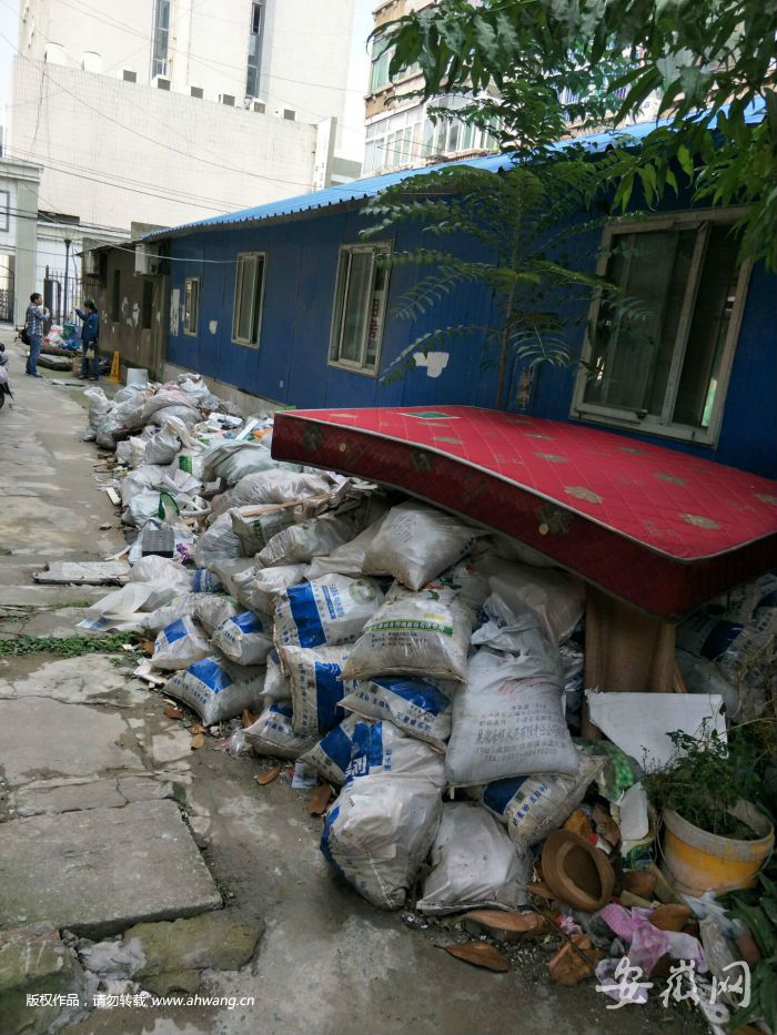 合肥壽春六巷堆著大量建筑垃圾無人清理