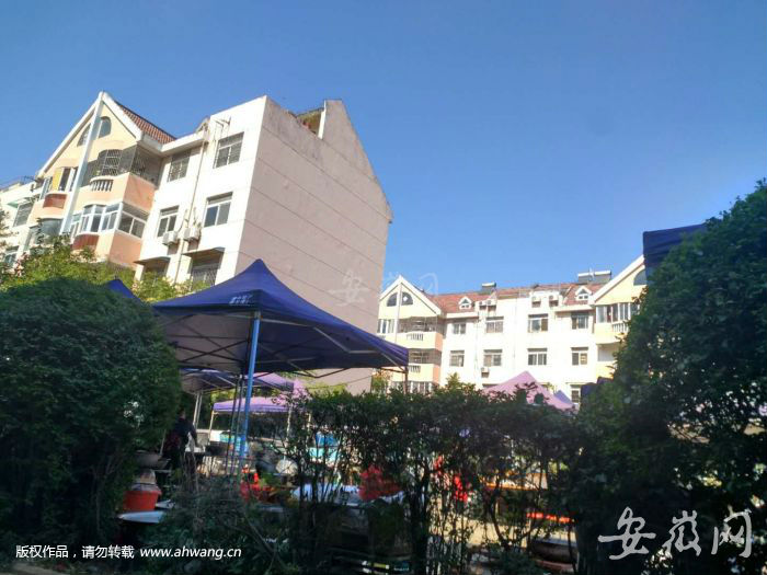 日前，亳州一户人家占用小区广场，搭帐篷建灶设宴。