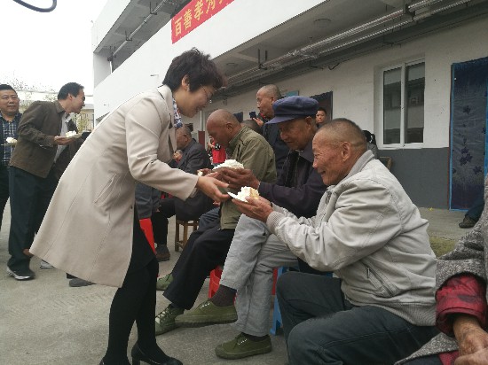 滁州市政协副秘书长、民建滁州市委主委陆晓华为老人送蛋糕