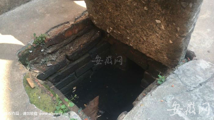 掀開一處下水道井蓋，記者發(fā)現(xiàn)里面的水并不流通。