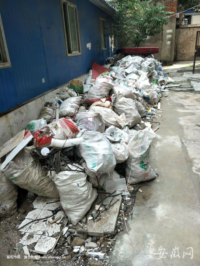 合肥壽春六巷堆著大量建筑垃圾無人清理