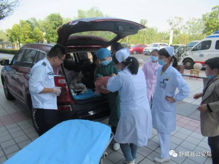孕妇转院途中急产 舒城警方紧急驰援