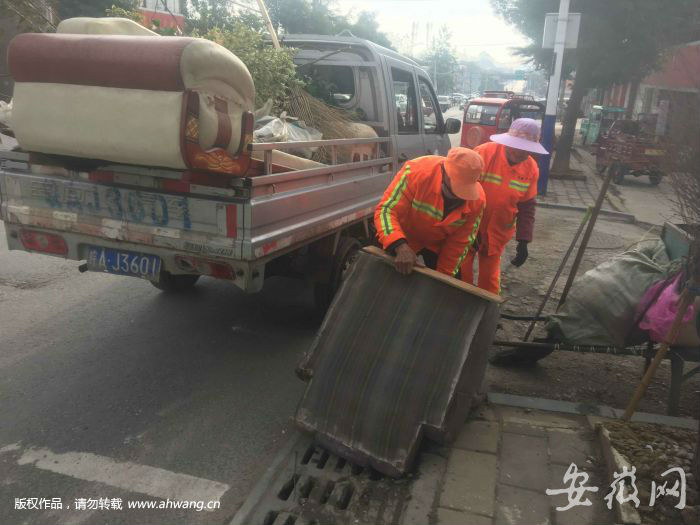 環衛工人搬離高劉社區振興路上的廢棄家具