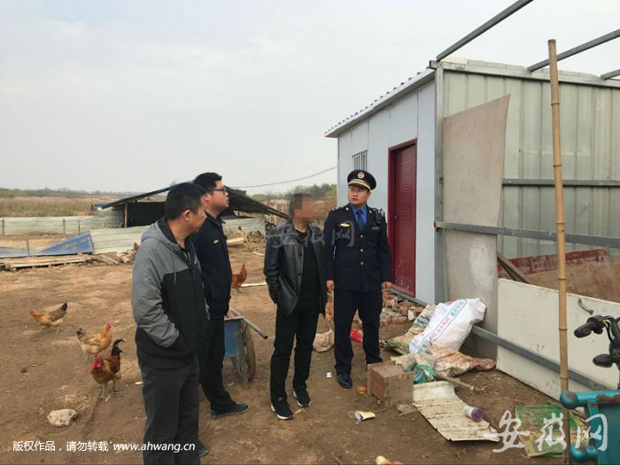 城管组建夜巡队，严打违法建设 (执法人员督促当事人自拆)