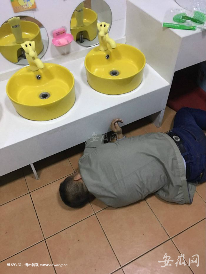 专业人士在东海幼儿园内布置防鼠设施。