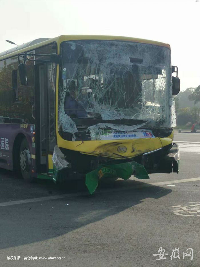 公交車頭受損嚴(yán)重。