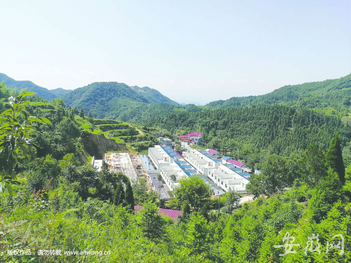 建設中的大畈村三期居民安置點，房屋錯落有致，道路干凈整潔。