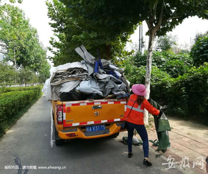 環衛工人清理宿松路上被人丟棄的家庭大件廢棄物