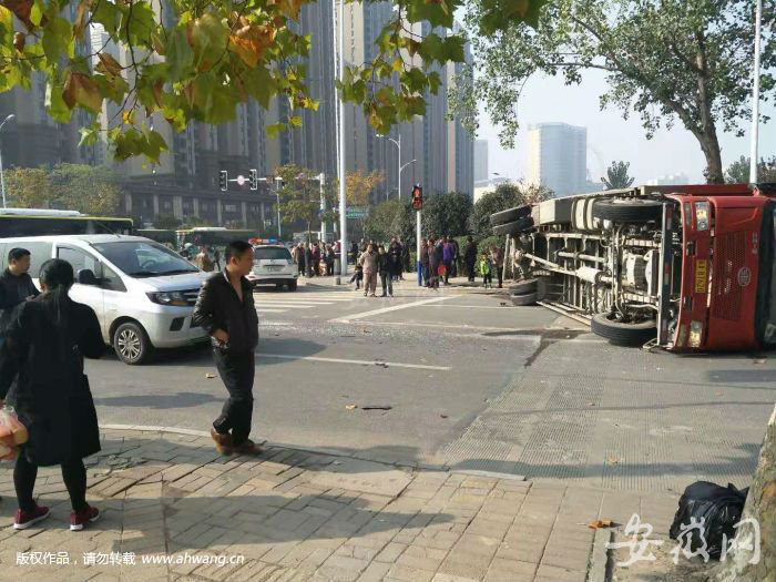 側(cè)翻的大貨車。