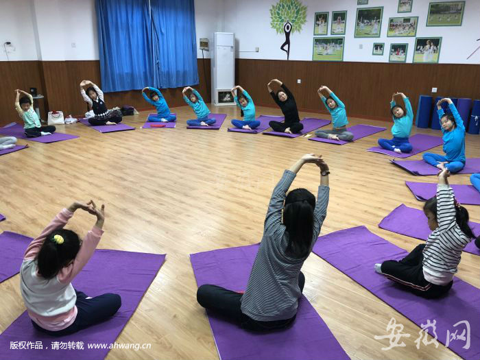 11 月5 日下午放學后，銅陵市田家炳小學一工作室內，孩子們正跟隨老師練習少兒瑜珈。