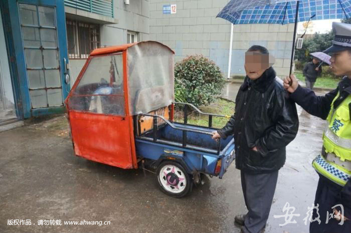 肇事老人和其駕駛的三輪車。