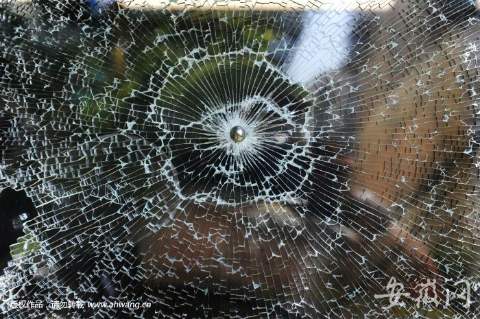 男子用彈弓鋼珠射擊30多輛車 連賓利和警車都敢下手
