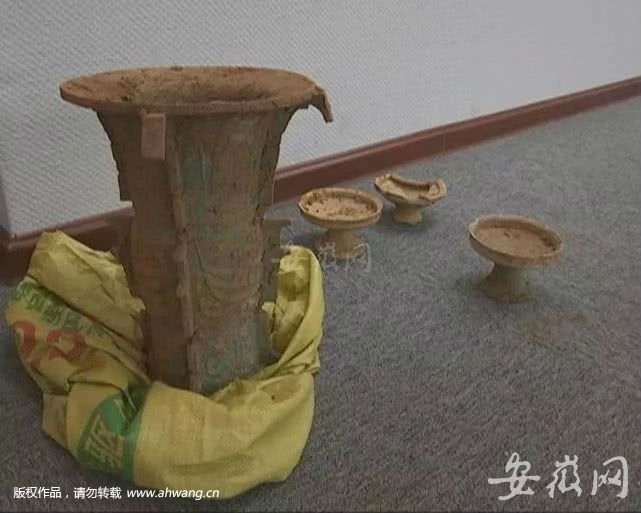 鄧先生發(fā)現(xiàn)的青銅尊（左）和原始瓷豆。姜大為攝