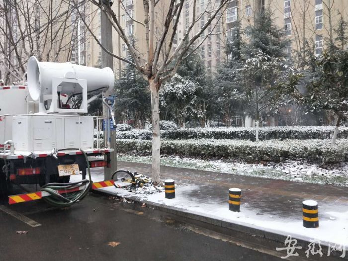 远程吹雪车清除树顶端积雪
