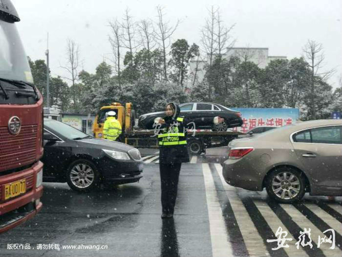 安徽高速女員工雪中執勤的照片刷爆朋友圈