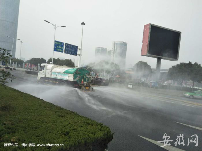 合肥城管啟動(dòng)重污染天氣Ⅲ級(jí)預(yù)警響應(yīng)(灑水車在金寨路上霧狀噴淋）