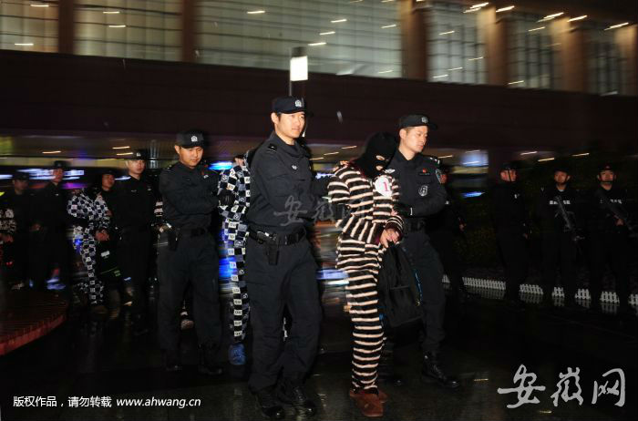 22名嫌犯被押解至合肥。
