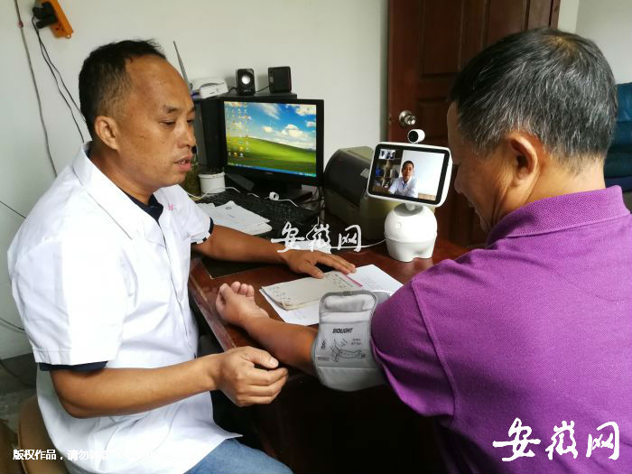 旌德縣村衛生室醫生利用全科醫生助手機器人為群眾進行診療服務