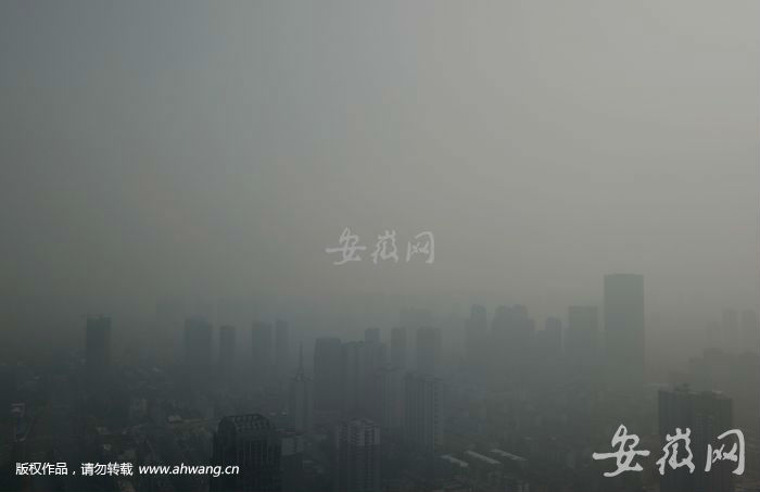 昨天，合肥上空能見度較低。氣象專家稱，新一輪雨雪降溫天氣將令我省空氣質量大為改觀。
