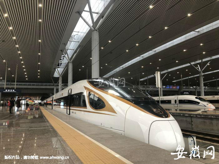 首發列車出發之前。