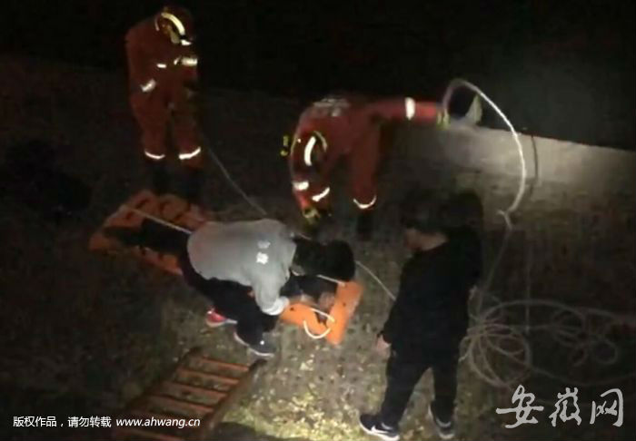 老人墜下4米高河堤 民警消防醫(yī)護(hù)人員合力救援